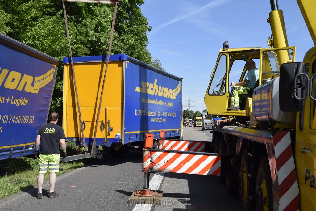 LKW in Boeschung A 3 Rich Frankfurt Hoehe Roesrath Lohmar P120.JPG - Miklos Laubert